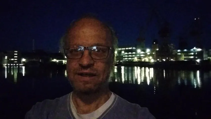 Levollinen ilta Helsingissä, auringonlasku Kaivopuiston merenrannassa.