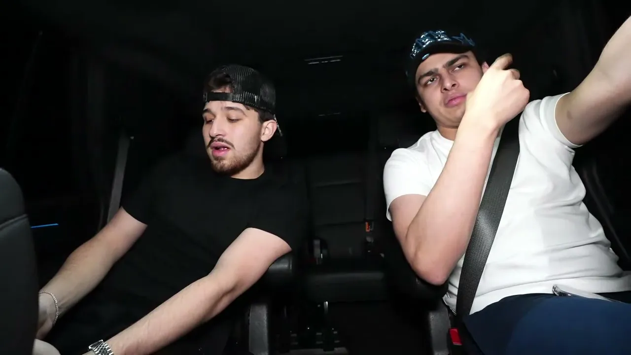 Willito — 17 DOORS CON LONCHE Y TIGER