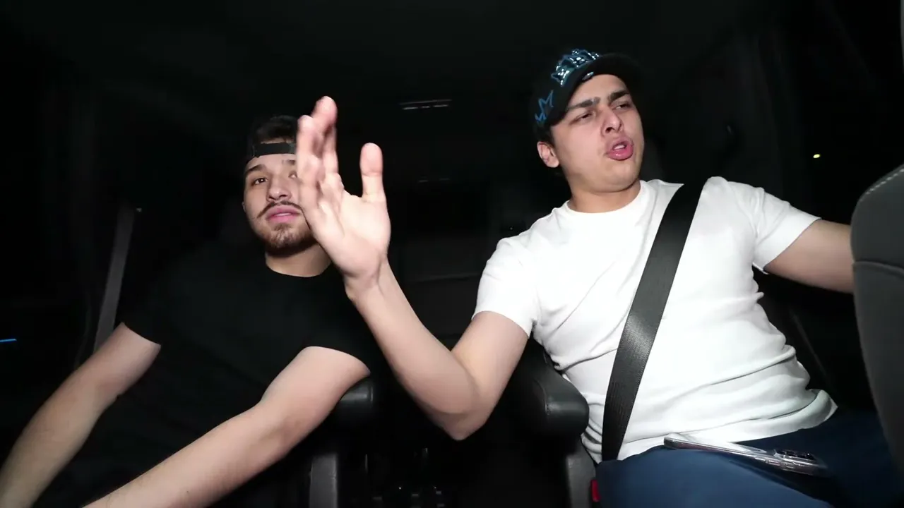 Willito — 17 DOORS CON LONCHE Y TIGER