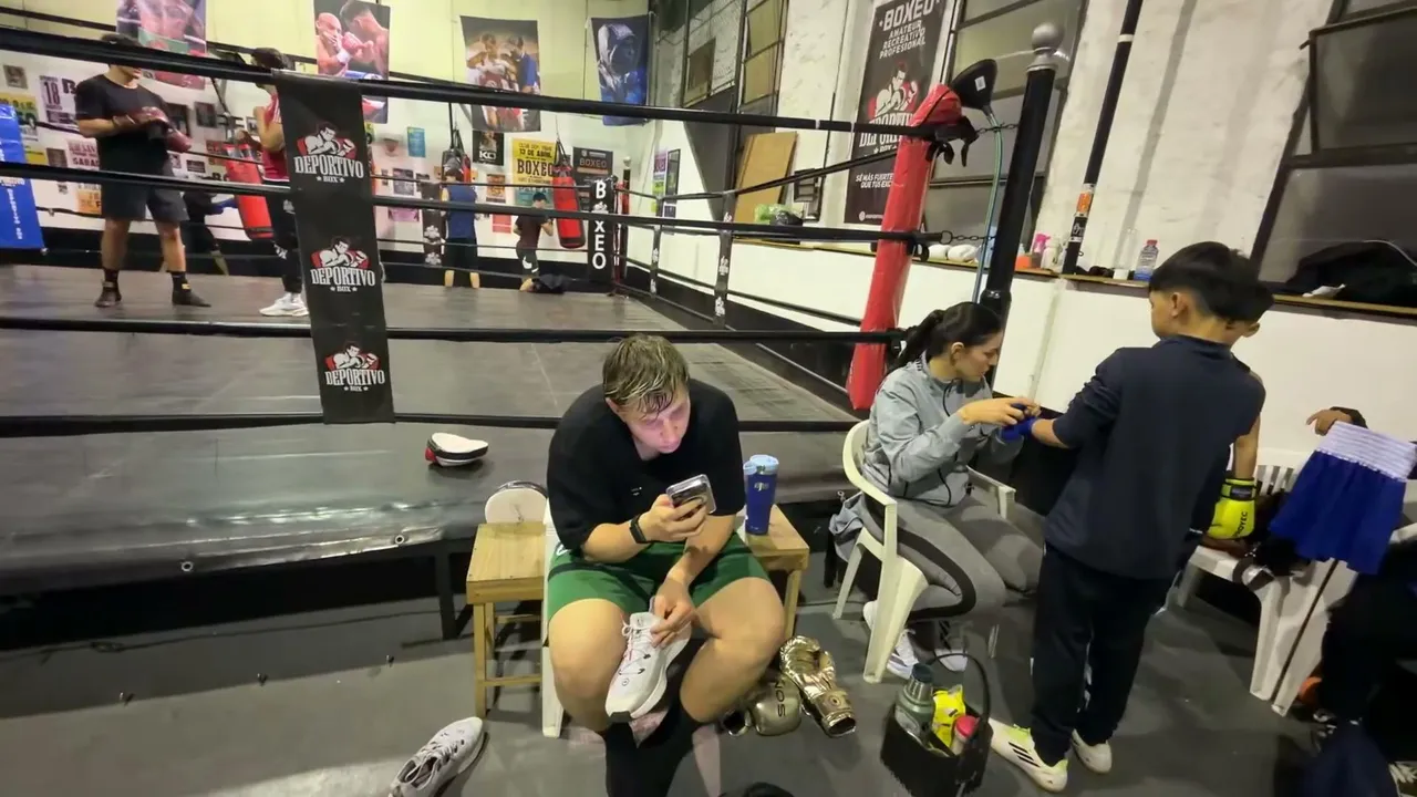 Brunenger — VIENE COTY PIOZZI A LA NOCHE, AHORA PREPARACIÓN FÍSICA Y BOXEO