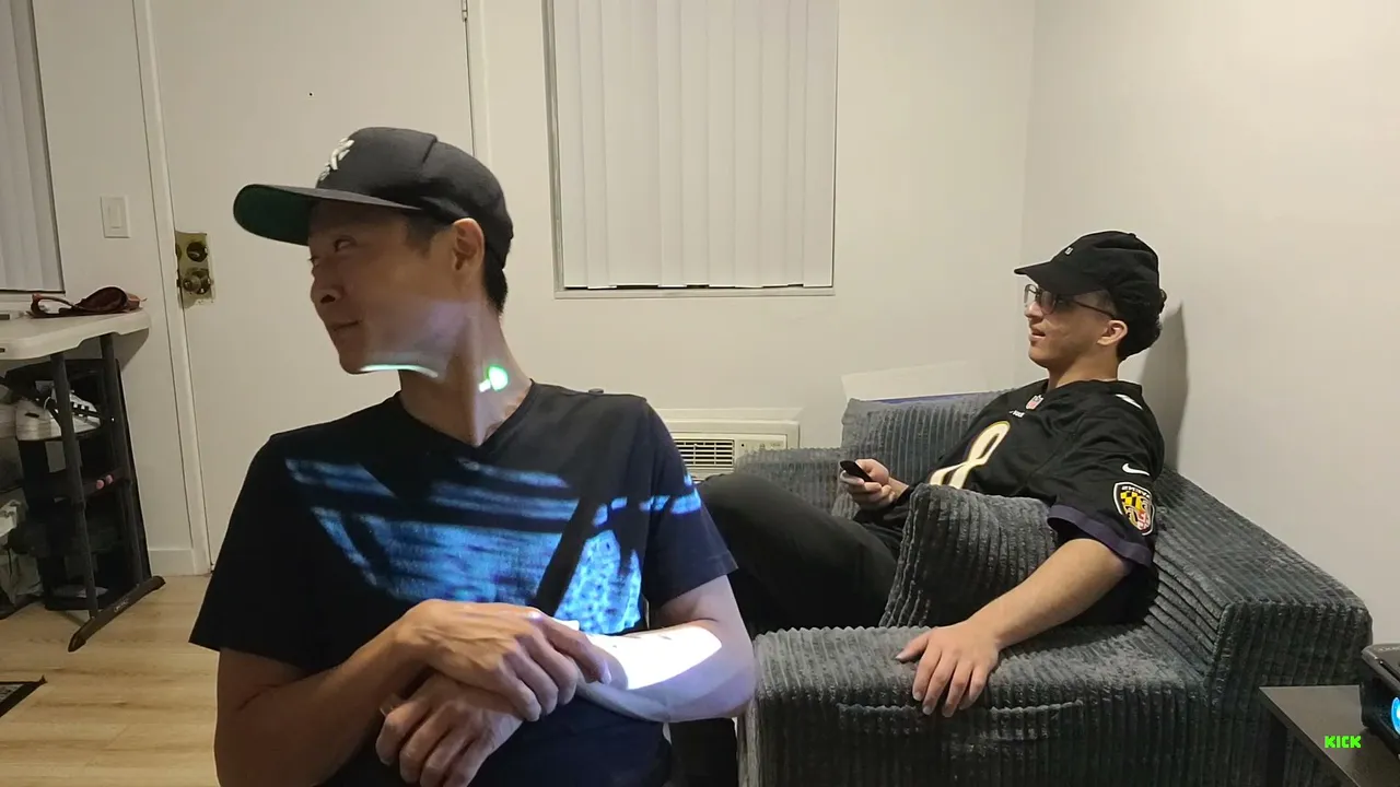 Mikedoes live