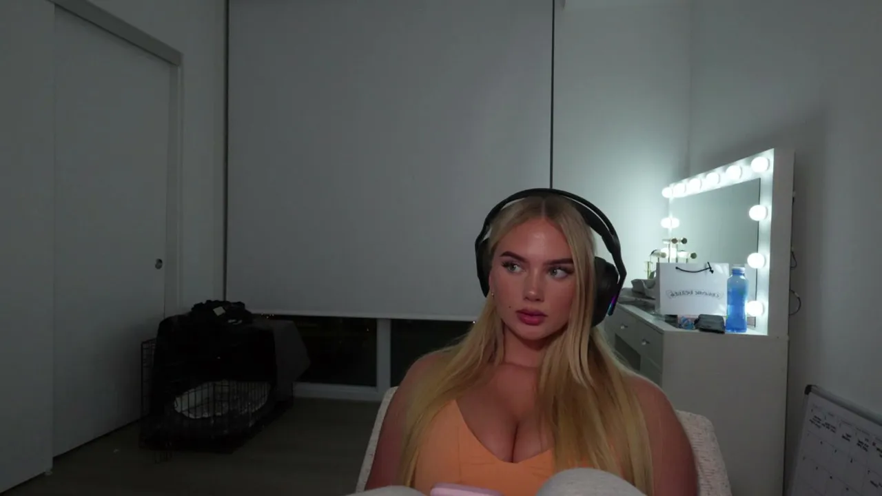 Come Say Hi !socials, REACTS, COME HANG< IM NEW BE NICE